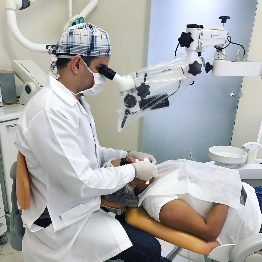 Dr. Luiz Fernando Barroso utilizando microscópio operatório